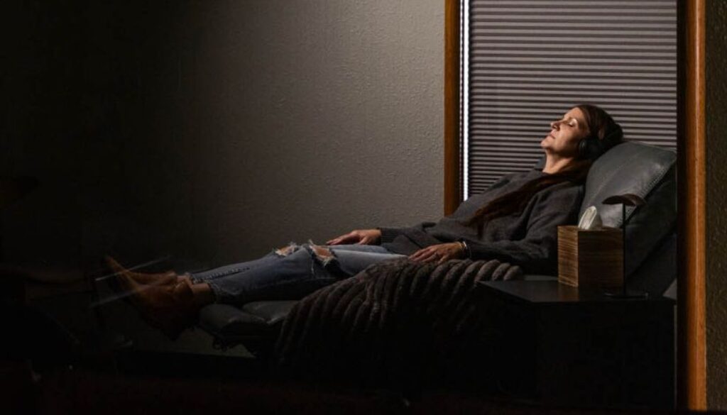 relevate-ketafusion-woman-relaxing-induction-breaking-through-IV-depression-treatment-824x471