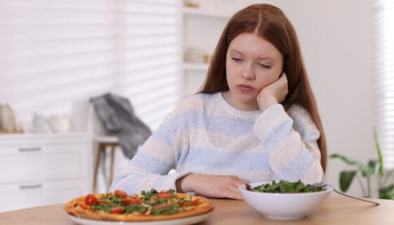 relevate-ketafusion-supporting-mental-well-being-during-eating-disorder-girl-looking-at-food-824x471