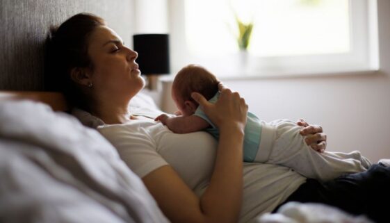 relevate-ketafusion-understanding-postpartum-depression-mother-with-baby-on-bed-824x471